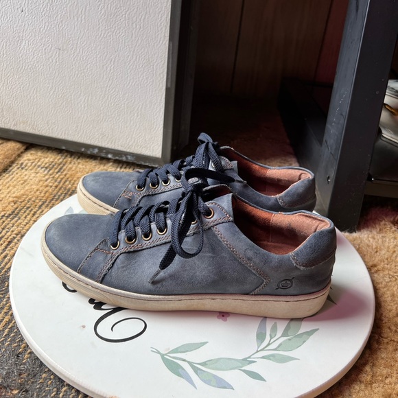 Women’s BORN genuine leather navy blue color sneakers. - Picture 17 of 17